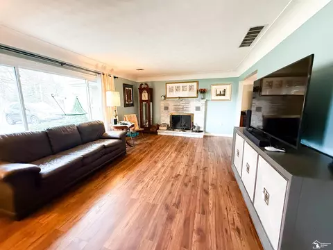 Living - 4230 Saint Anthony, Temperance, MI 48182 photo 2 of 5