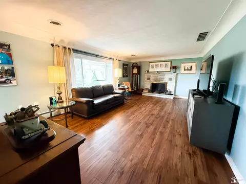 Living - 4230 Saint Anthony, Temperance, MI 48182 photo 5 of 5