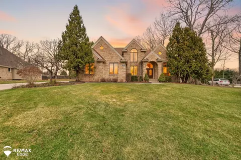 1223 Kings Carriage, Grand Blanc, MI 48439