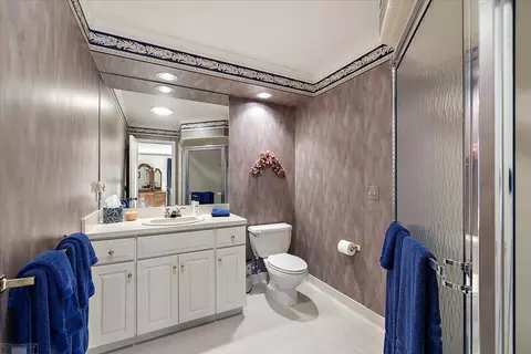 Bath - 207 Lake Shr, Grosse Pointe Farms, MI 48236 photo 8 of 10