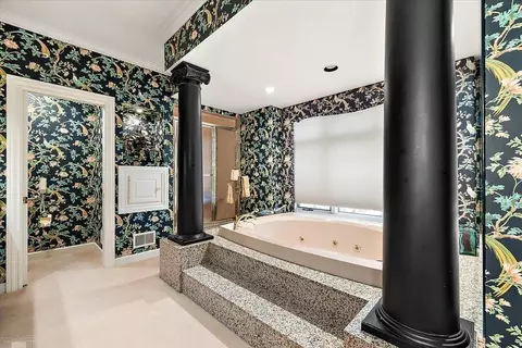 Bath - 207 Lake Shr, Grosse Pointe Farms, MI 48236 photo 2 of 10
