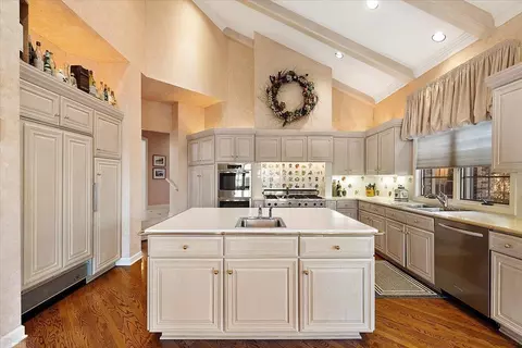 Kitchen - 207 Lake Shr, Grosse Pointe Farms, MI 48236 photo 3 of 7