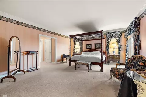 Bedroom - 207 Lake Shr, Grosse Pointe Farms, MI 48236 photo 2 of 11