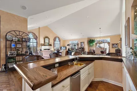 Kitchen - 207 Lake Shr, Grosse Pointe Farms, MI 48236 photo 1 of 7