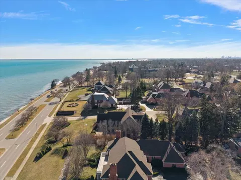 View/Area - 207 Lake Shr, Grosse Pointe Farms, MI 48236 photo 8 of 12