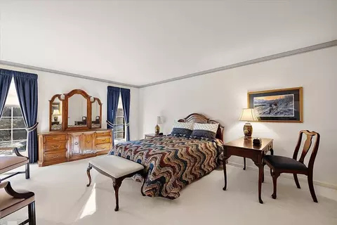 Bedroom - 207 Lake Shr, Grosse Pointe Farms, MI 48236 photo 4 of 11