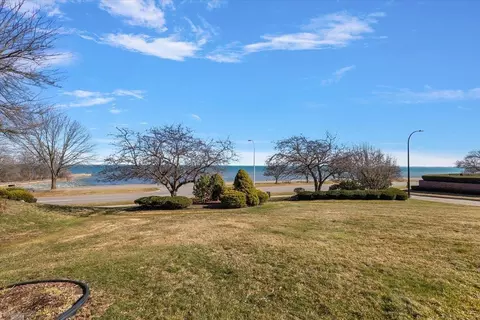 View/Area - 207 Lake Shr, Grosse Pointe Farms, MI 48236 photo 4 of 12
