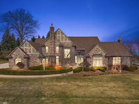 207 Lake Shr, Grosse Pointe Farms, MI 48236