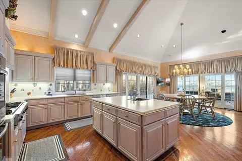 Kitchen - 207 Lake Shr, Grosse Pointe Farms, MI 48236 photo 5 of 7