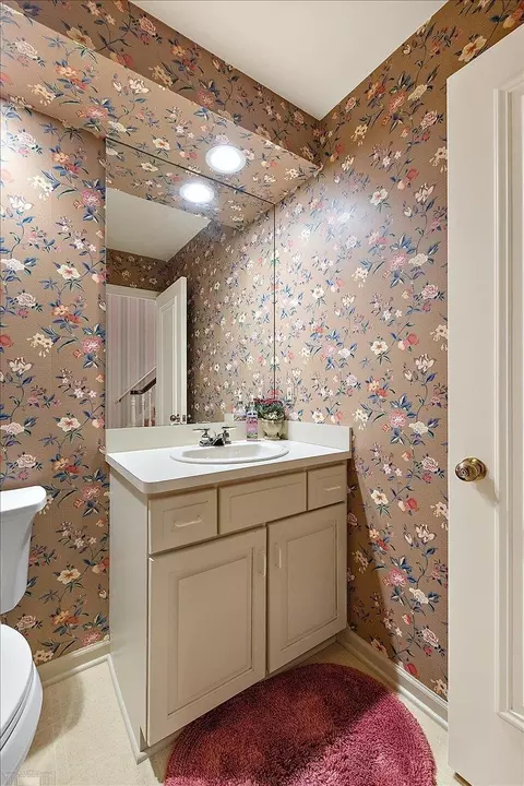 Bath - 207 Lake Shr, Grosse Pointe Farms, MI 48236 photo 6 of 10