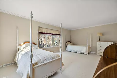 Bedroom - 207 Lake Shr, Grosse Pointe Farms, MI 48236 photo 11 of 11