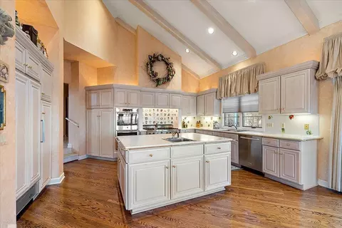 Kitchen - 207 Lake Shr, Grosse Pointe Farms, MI 48236 photo 4 of 7
