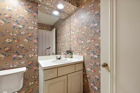 Bath - 207 Lake Shr, Grosse Pointe Farms, MI 48236 photo 5 of 10