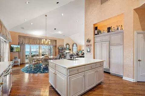 Kitchen - 207 Lake Shr, Grosse Pointe Farms, MI 48236 photo 6 of 7