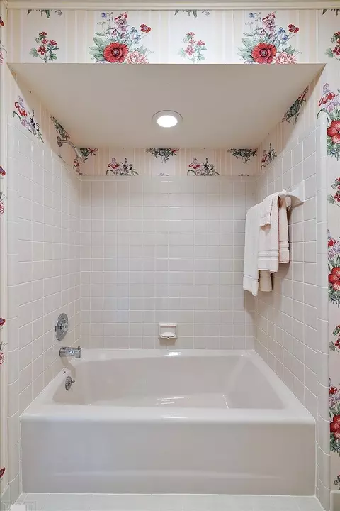 Bath - 207 Lake Shr, Grosse Pointe Farms, MI 48236 photo 10 of 10