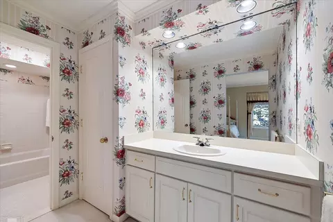 Bath - 207 Lake Shr, Grosse Pointe Farms, MI 48236 photo 9 of 10