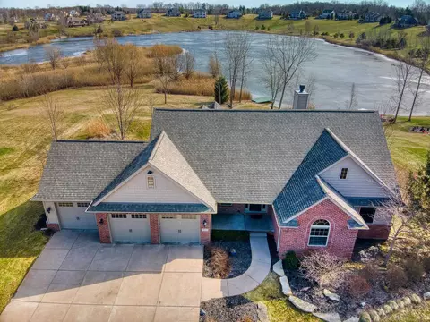 5277 Coulter Lk, Clarkston, MI 48348