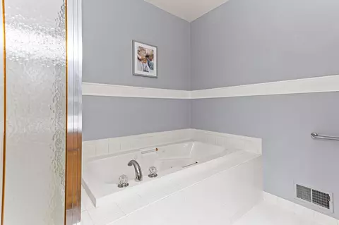 Bath - 49514 Sable Crk, Macomb, MI 48042 photo 2 of 5