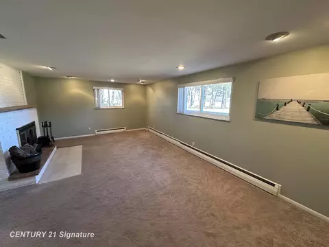 Living - 7151 N Elms, Flushing, MI 48433 photo 6 of 9