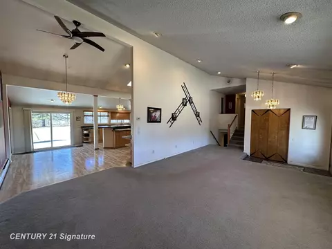 Living - 7151 N Elms, Flushing, MI 48433 photo 3 of 9
