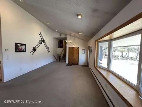 Living - 7151 N Elms, Flushing, MI 48433 photo 2 of 9