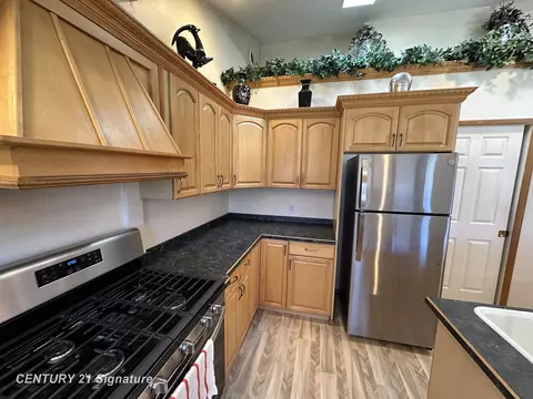 Kitchen - 7151 N Elms, Flushing, MI 48433 photo 5 of 7