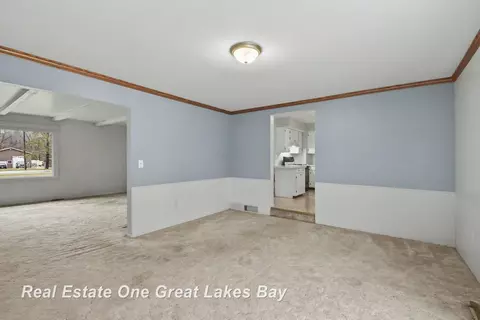 Living - 2750 E Deckerville, Caro, MI 48723 photo 5 of 6