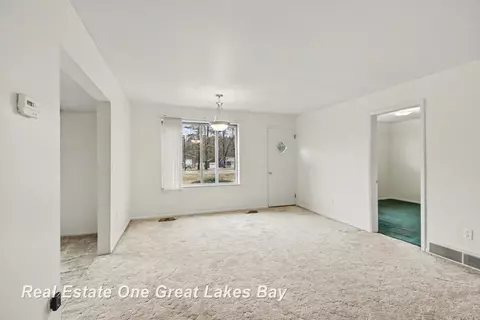 Living - 2750 E Deckerville, Caro, MI 48723 photo 1 of 6