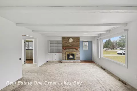Living - 2750 E Deckerville, Caro, MI 48723 photo 2 of 6