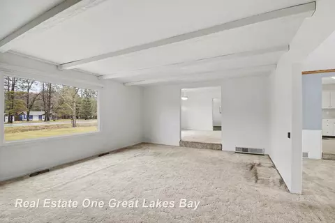 Living - 2750 E Deckerville, Caro, MI 48723 photo 3 of 6