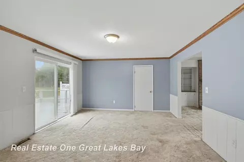 Living - 2750 E Deckerville, Caro, MI 48723 photo 4 of 6
