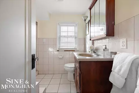 Bath - 412 Manor, Grosse Pointe Farms, MI 48236 photo 4 of 9