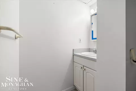Bath - 412 Manor, Grosse Pointe Farms, MI 48236 photo 8 of 9