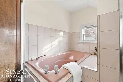 Bath - 412 Manor, Grosse Pointe Farms, MI 48236 photo 6 of 9