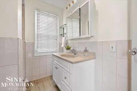 Bath - 412 Manor, Grosse Pointe Farms, MI 48236 photo 1 of 9
