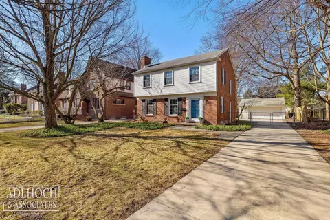 883 Lakepointe, Grosse Pointe, MI 48230 photo 4