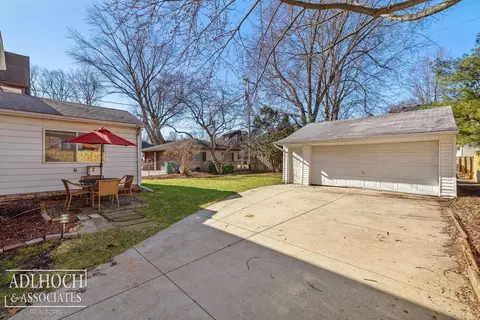883 Lakepointe, Grosse Pointe, MI 48230 photo 31