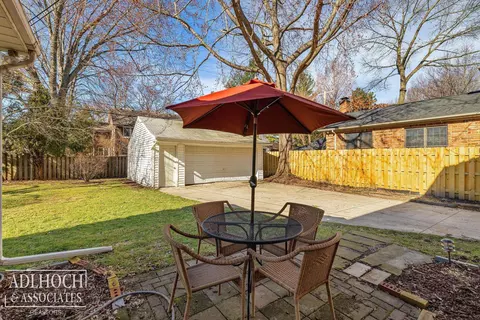883 Lakepointe, Grosse Pointe, MI 48230 photo 36