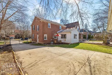 883 Lakepointe, Grosse Pointe, MI 48230 photo 32