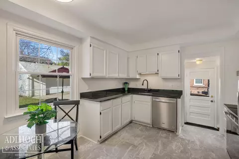883 Lakepointe, Grosse Pointe, MI 48230 photo 5
