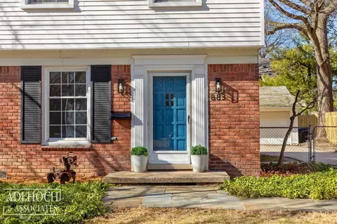 883 Lakepointe, Grosse Pointe, MI 48230 photo 3