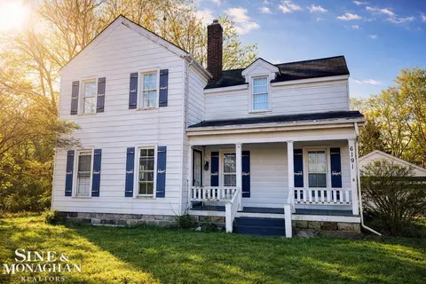 6191 Cooley Lk, Waterford, MI 48327
