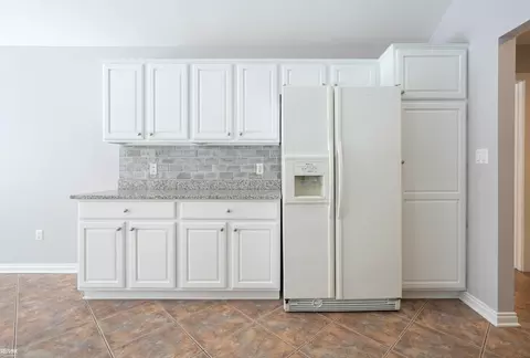 Kitchen - 48498 Beacon Sq, Macomb, MI 48044 photo 4 of 4