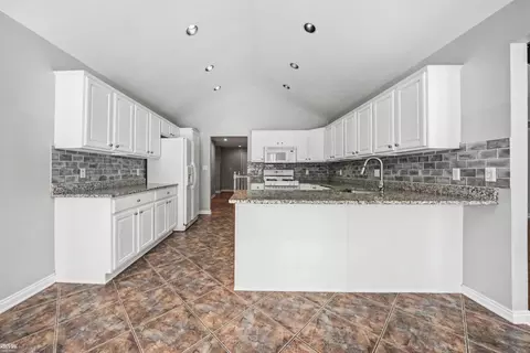 Kitchen - 48498 Beacon Sq, Macomb, MI 48044 photo 2 of 4