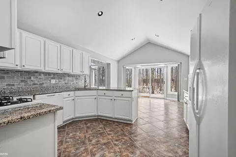 Kitchen - 48498 Beacon Sq, Macomb, MI 48044 photo 1 of 4