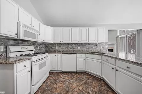 Kitchen - 48498 Beacon Sq, Macomb, MI 48044 photo 3 of 4