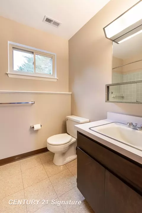 Bath - 3893 Sage, Dewitt, MI 48820 photo 3 of 4