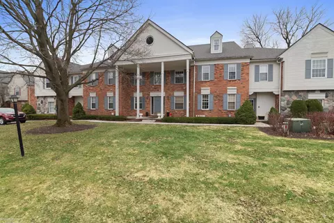 1645 Huntington UNIT E, Rochester Hills, MI 48309