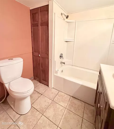 Bath - 5501 N State, Davison, MI 48423 photo 3 of 3