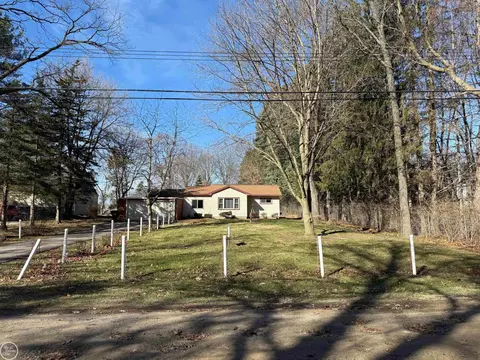 1460 Gravel Rdg, Rochester Hills, MI 48307